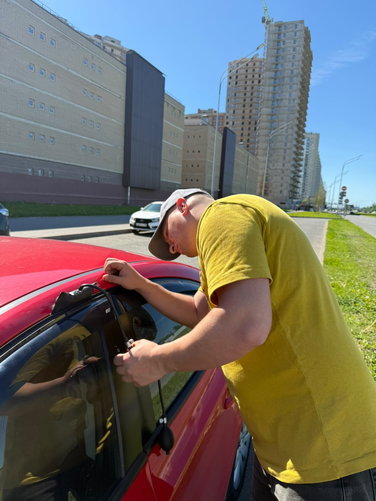 Аварийное вскрытие автомобиля мастером в Лаголово